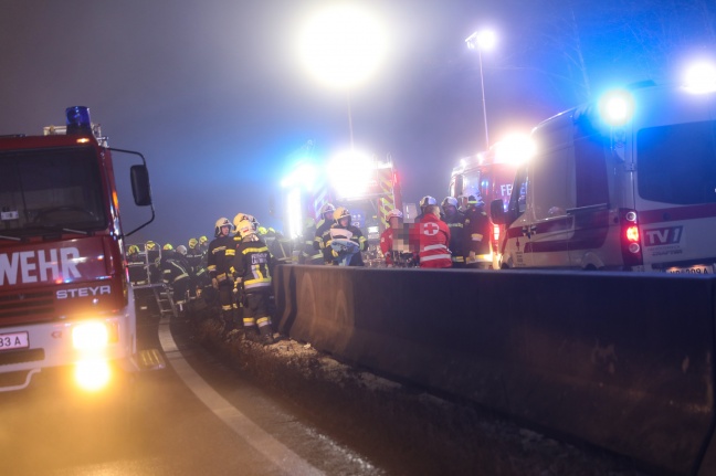 Menschenrettung nach Serienunfall auf eisglatter Westautobahn bei Regau