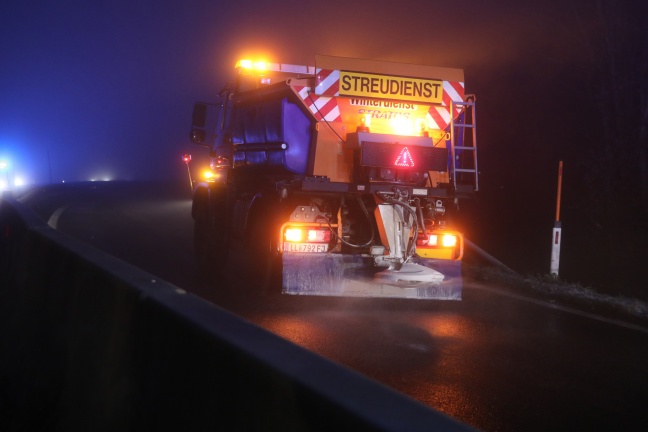 Menschenrettung nach Serienunfall auf eisglatter Westautobahn bei Regau