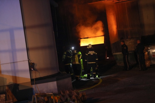 Brand eines Containers auf einem Firmengelände in Enns