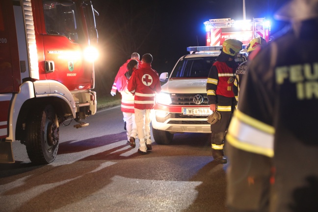 Autolenker nach Verkehrsunfall in Kremsmünster zwischen Bäumen im Unfallwrack eingeschlossen