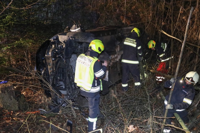 Autolenker nach Verkehrsunfall in Kremsmünster zwischen Bäumen im Unfallwrack eingeschlossen