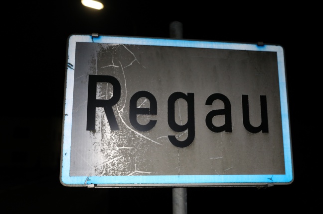 Kreuzungskollision zweier Fahrzeuge in Regau endet glimpflich