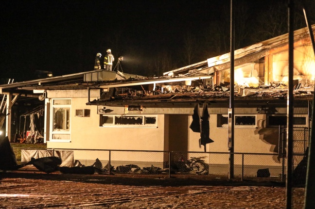 Vollbrand einer Tennishalle in Bad Ischl sorgt für Großeinsatz der Feuerwehr