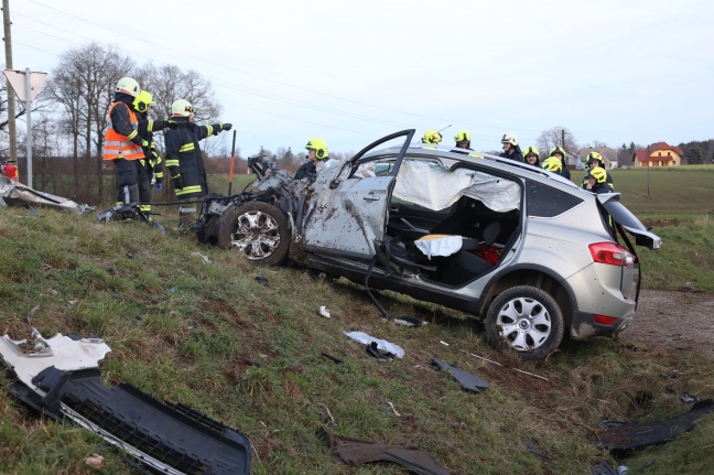 Spektakulärer Crash zwischen zwei Autos in Ried im Traunkreis fordert zwei Verletzte