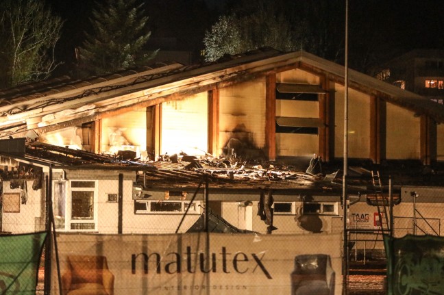 Brand im Raucherbereich dürfte Großbrand einer Tennishalle in Bad Ischl ausgelöst haben