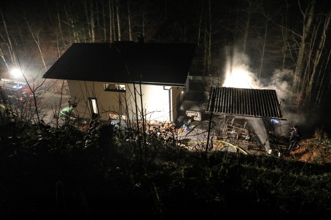 Brand einer Saunahütte in Steinbach am Ziehberg - Großbrand in letzter Sekunde verhindert