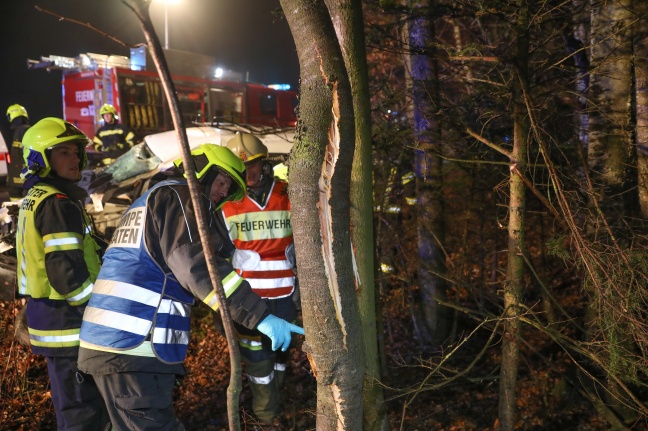 Schwer- und Leichtverletzter bei schwerem Verkehrsunfall in Piberbach