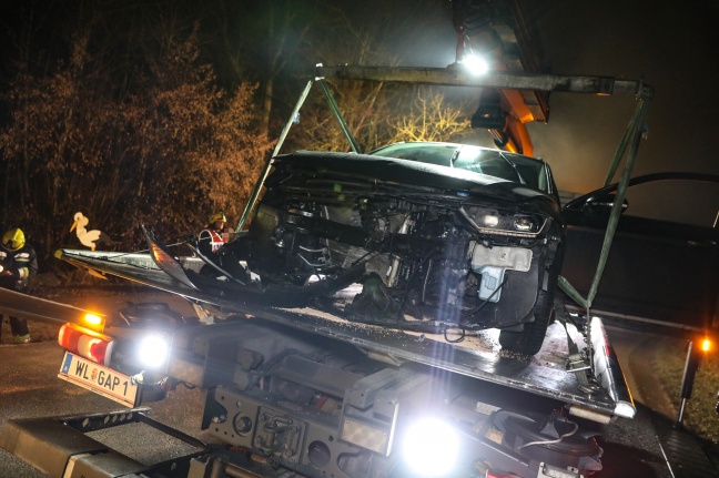 Auto bei Unfall in Neukirchen bei Lambach gegen Brückengeländer gekracht