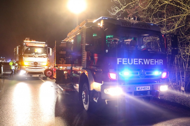 Auto bei Unfall in Neukirchen bei Lambach gegen Brückengeländer gekracht