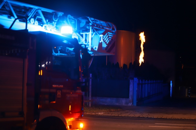 Fackelbetrieb einer Biogasanlage in Wels-Innenstadt sorgt für Einsatz der Feuerwehr