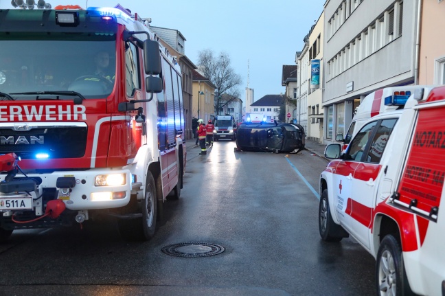 Menschenrettung: Auto bei Verkehrsunfall in Wels-Innenstadt auf die Seite gekippt