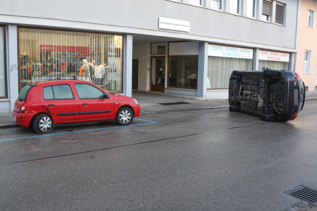 Menschenrettung: Auto bei Verkehrsunfall in Wels-Innenstadt auf die Seite gekippt