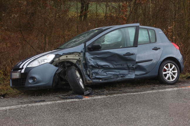 Drei teils Schwerverletzte bei Verkehrsunfall zwischen zwei Autos in Marchtrenk