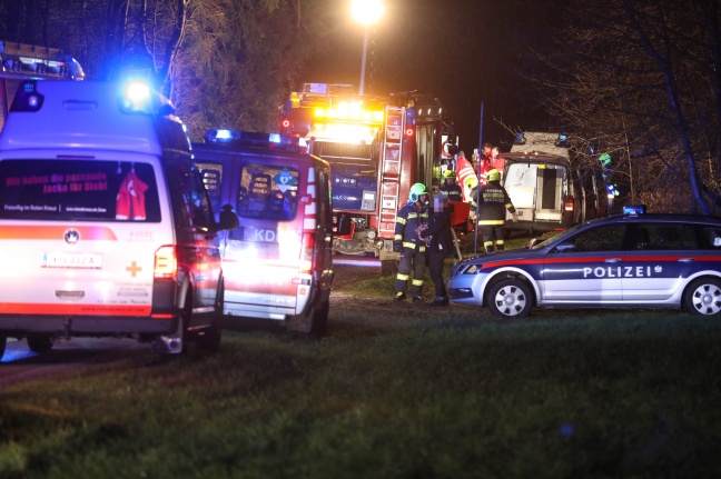 Frontal gegen Baum: Zwei Schwerverletzte nach Crash bei Eberstalzell aus Unfallwrack befreit