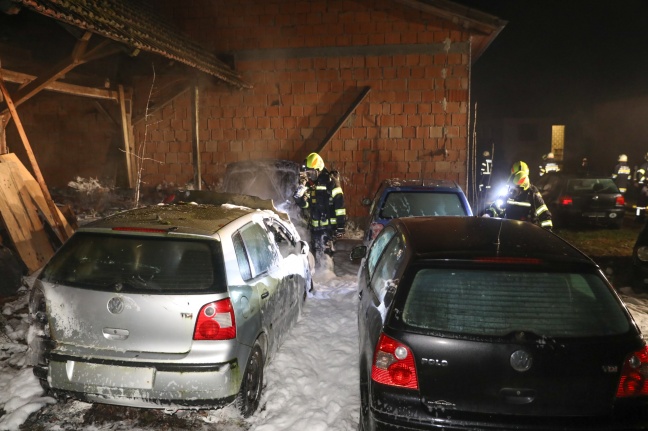 PKW-Brand bei einem Nebengebäude in Taufkirchen an der Trattnach führt zu Großeinsatz