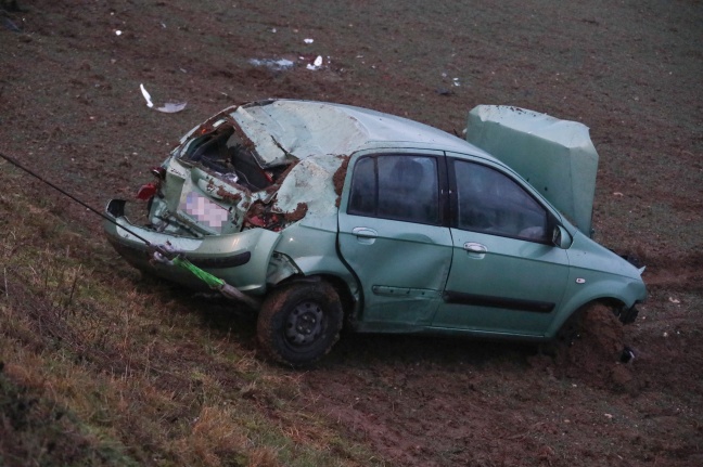PKW-Lenkerin verletzt: Auto in Thalheim bei Wels über Böschung in ein Feld überschlagen