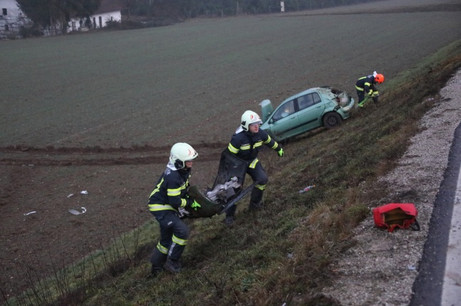 PKW-Lenkerin verletzt: Auto in Thalheim bei Wels über Böschung in ein Feld überschlagen