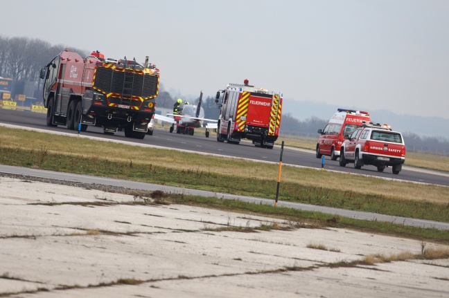 Flugnotfall: Kleinflugzeug legt am Linz Airport in Hörsching Bruchlandung hin