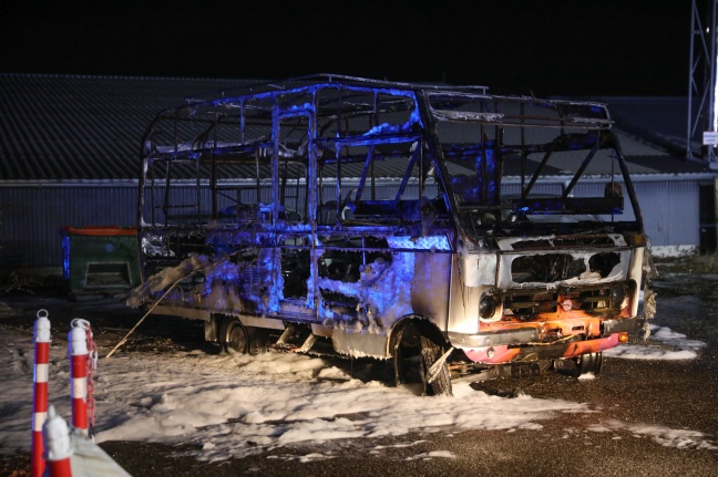 Brand eines Wohnmobils zum Jahreswechsel in Gmunden - Neujahrswünsche am Einsatzort