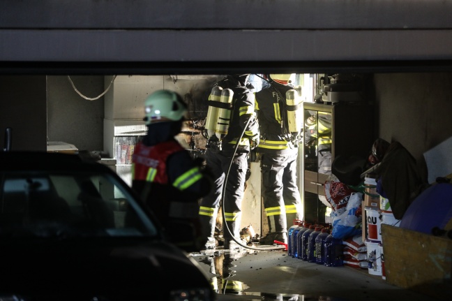 Drei Feuerwehren bei Brand in einer Garage in Pinsdorf im Einsatz