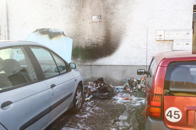 Brand einer Hausfassade und zweier Autos in Stadl-Paura durch Feuerwerk im Altpapiercontainer