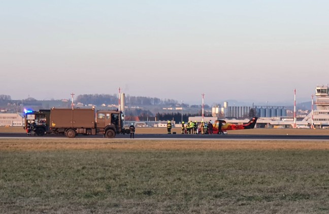 Feuerwehr am Linz Airport in Hörsching wegen Rauch im Cockpit eines Kleinflugzeuges im Einsatz