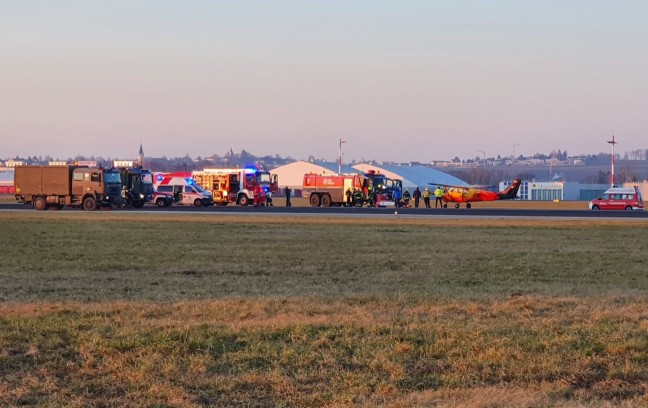 Feuerwehr am Linz Airport in Hörsching wegen Rauch im Cockpit eines Kleinflugzeuges im Einsatz