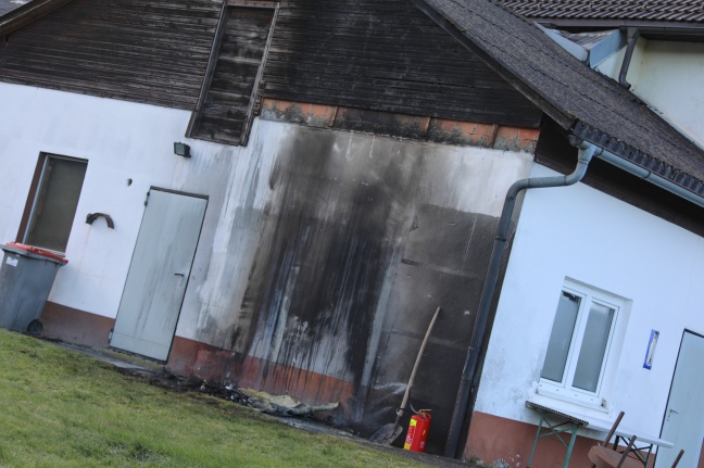 Brand eines Mistkübels bei einem Gebäude in Nußbach rasch gelöscht
