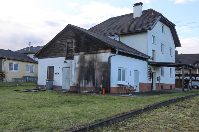 Brand eines Mistkübels bei einem Gebäude in Nußbach rasch gelöscht