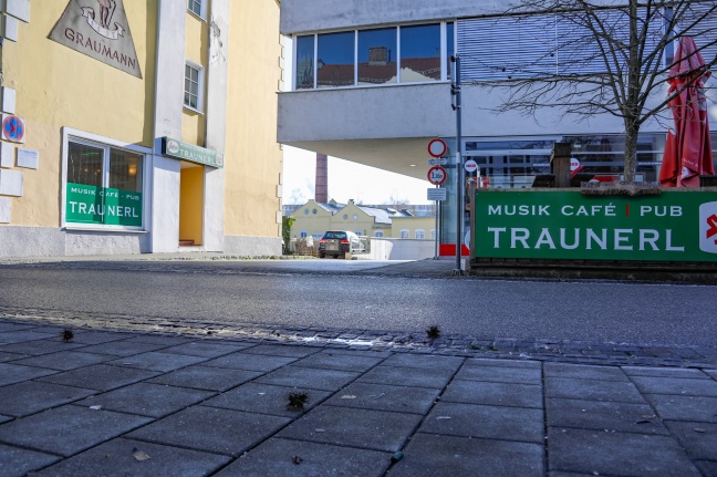 Brutale Szenen bei Raub auf Lokalgast (39) in Traun - Opfer flüchtete sich in ein Taxi