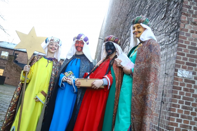 Sternsinger bringen traditionell im ganzen Land den Segen von Haus zu Haus