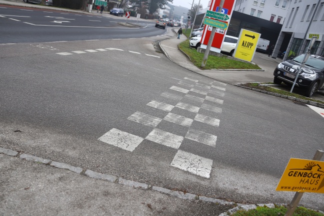 Fugngerin (32) mit Kinderwagen in Thalheim bei Wels von Auto erfasst