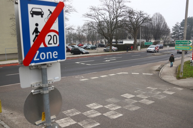 Fugngerin (32) mit Kinderwagen in Thalheim bei Wels von Auto erfasst