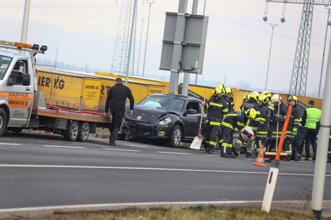 Unfall mit drei beteiligten Fahrzeugen auf Wiener Strae in Edt bei Lambach fordert drei Verletzte