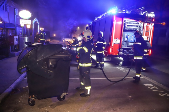 Brand eines Restmüllcontainers in einer Müllinsel in Wels-Pernau