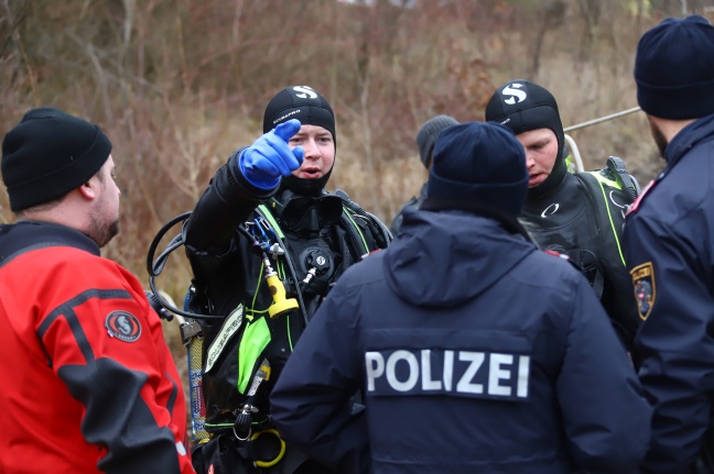 Taucheinsatz: Feuerwehrtaucher bergen bei Marchtrenk aufgebrochene Zeitungskassen aus der Traun
