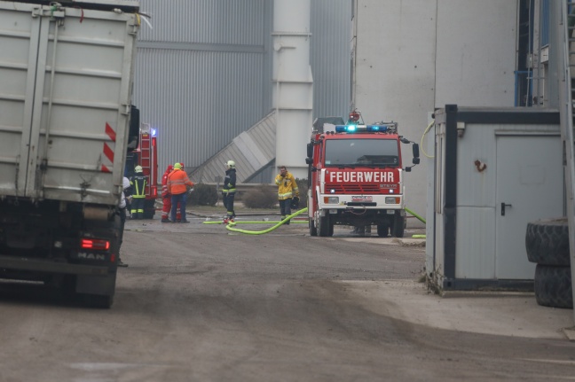 Drei Feuerwehren bei Brand bei Abfallverwertungsunternehmen in Wels-Schafwiesen im Einsatz