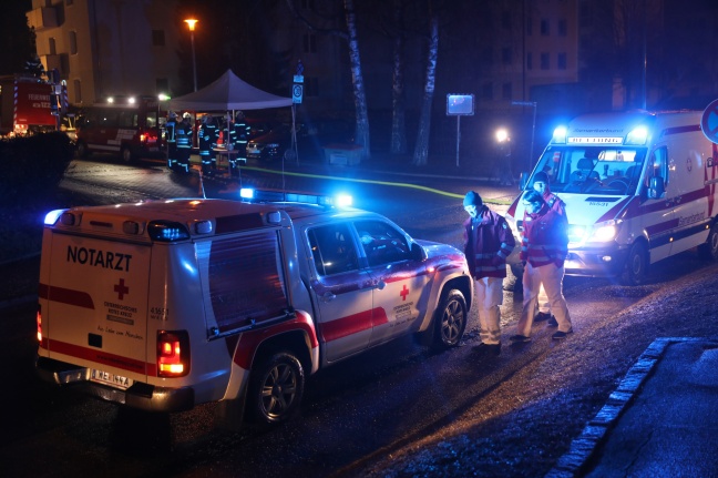 Schwerverletzter bei Brand in Eferding durch Feuerwehr aus brennender Wohnung gerettet