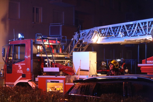 Schwerverletzter bei Brand in Eferding durch Feuerwehr aus brennender Wohnung gerettet
