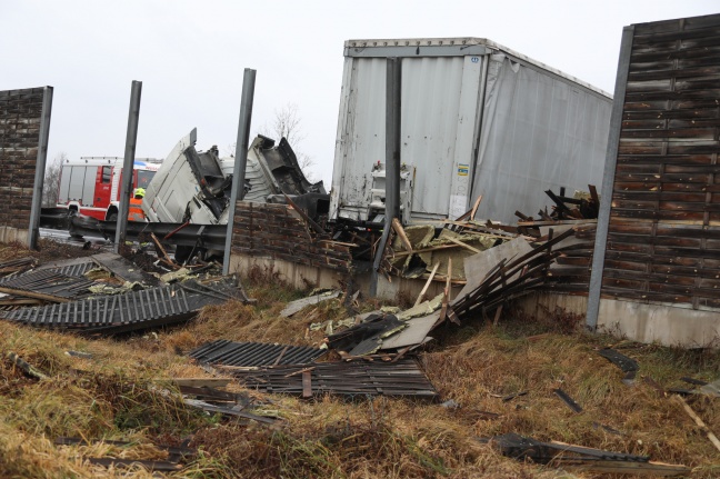 Schwerer LKW-Unfall auf Welser Autobahn bei Weißkirchen an der Traun