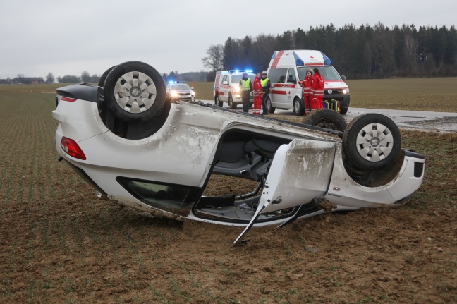 Autoüberschlag in ein Feld bei Allhaming fordert eine verletzte Person