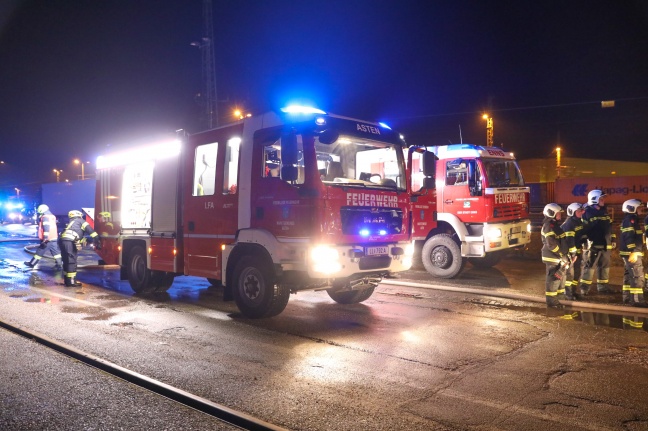 Großbrand einer Lagerhalle neben der Westbahnstrecke in Enns