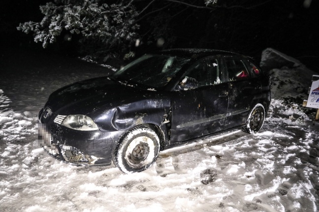 Unfall bei winterlichen Straßenverhältnissen auf Pyhrnpass Straße in Micheldorf in Oberösterreich