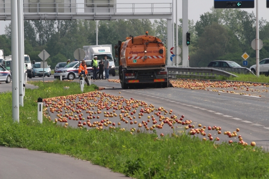 LKW verliert Ladung - Äpfel auf der Wiener Straße in Hörsching verteilt