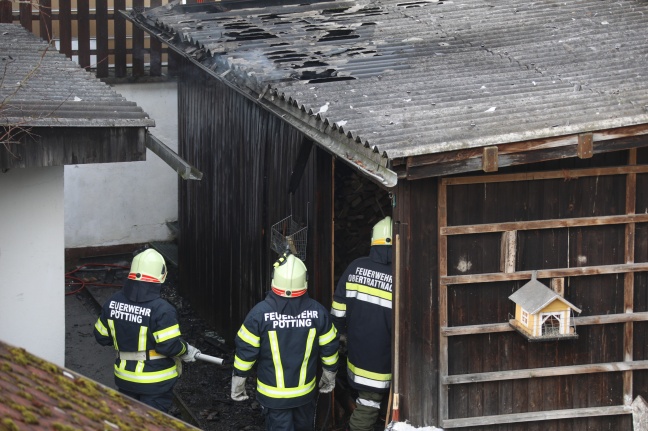 Brand eines Schuppens in Pötting durch Feuerwehr gelöscht