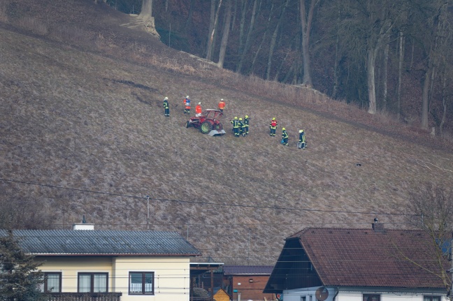 Lenker verletzt: Traktor in Schlüßlberg auf steiler Wiese mehrmals überschlagen