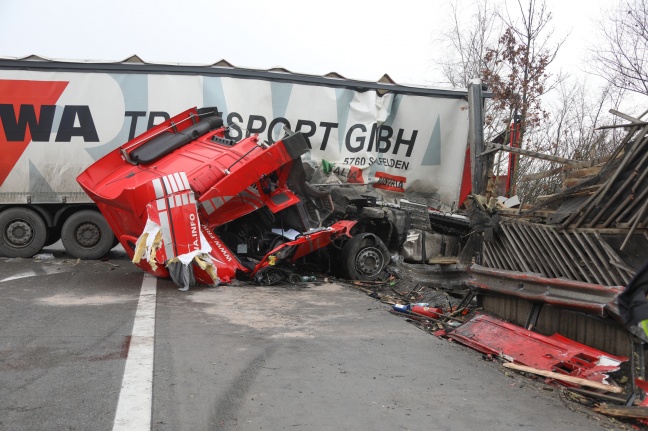 Schwerer LKW-Unfall auf Westautobahn bei St. Florian fordert Schwerverletzten