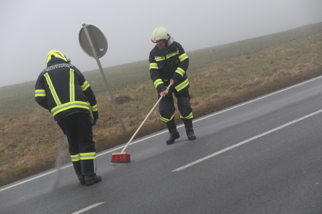 Im dichten Nebel: Feuerwehren müssen kilometerlange Ölspur auf Gallspacher Straße binden