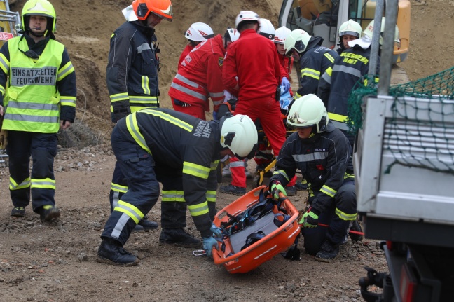 Personenrettung nach Sturz in eine Baugrube in Leonding