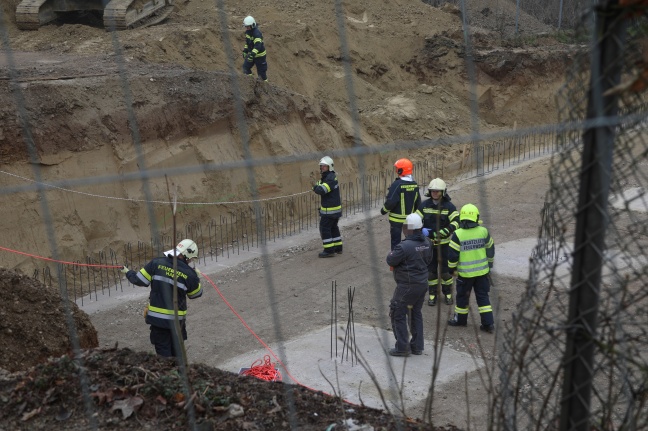 Personenrettung nach Sturz in eine Baugrube in Leonding